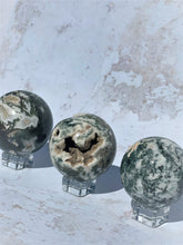 Load image into Gallery viewer, Glass Sphere Holder
